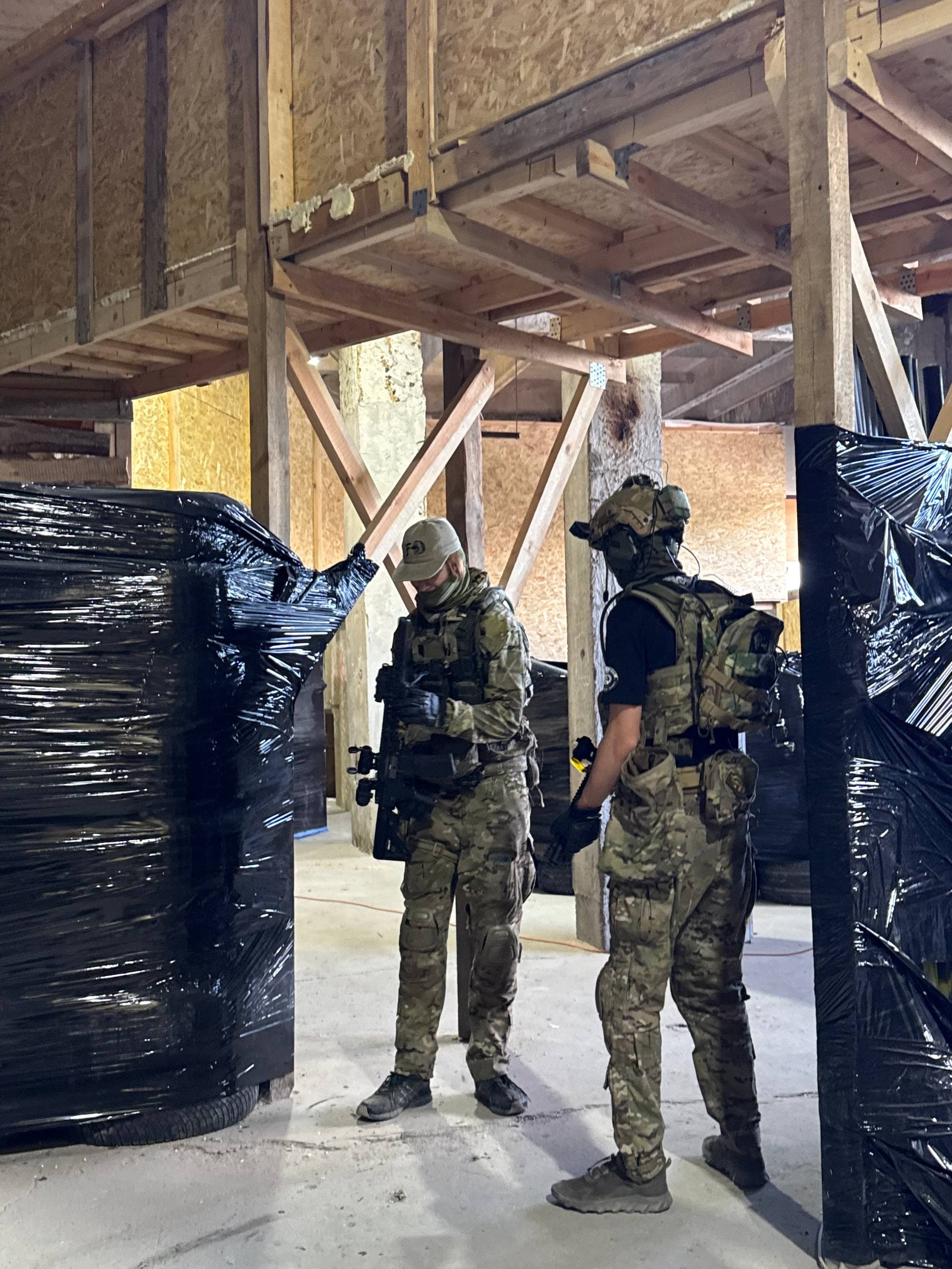 Гравці біля укриття на полігоні